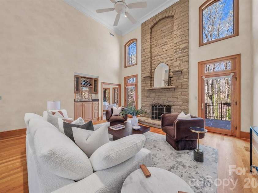 1043 Rolling Green Drive, Newton, NC 28658.  MLS# CAR4355758, YatesRealty ID 20693. Livingroom