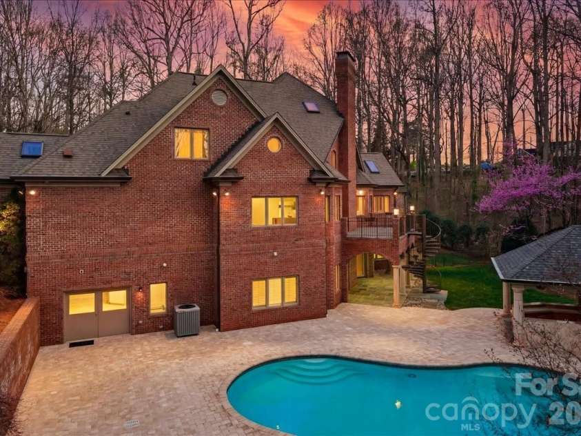 1043 Rolling Green Drive, Newton, NC 28658.  MLS# CAR4355758, YatesRealty ID 20693. Pool W| Pool House Having Full Bath