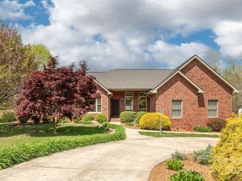 28 Tudor Crescent Court, Hendersonville, NC 28739.  MLS# CAR4255381, YatesRealty ID 207. 