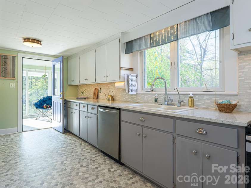 516 Onteora Boulevard, Asheville, NC 28803.  MLS# CAR4366772, YatesRealty ID 20700. 
