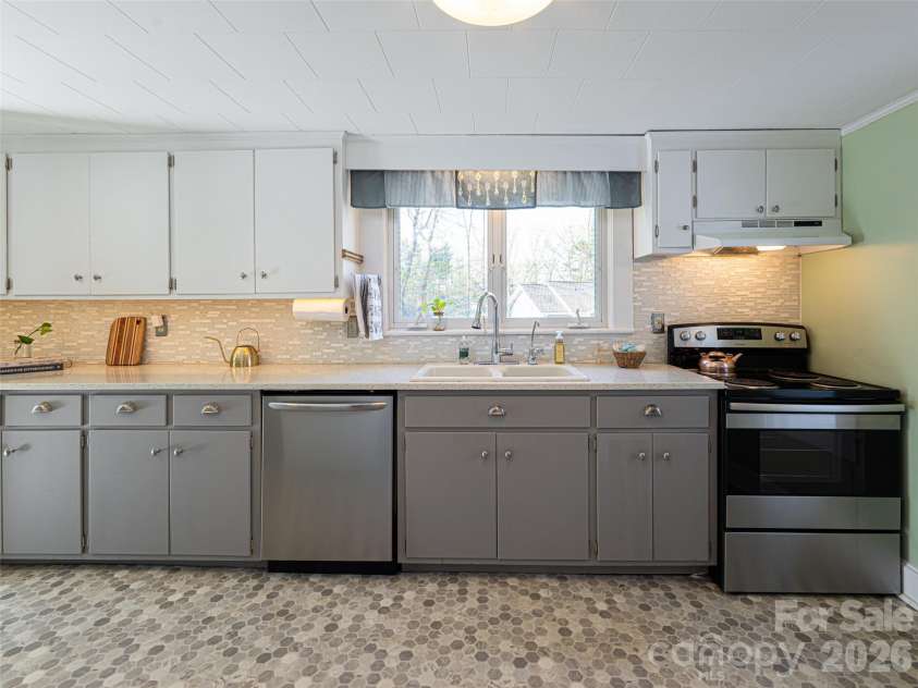 516 Onteora Boulevard, Asheville, NC 28803.  MLS# CAR4366772, YatesRealty ID 20700. A spacious kitchen that has had updates along the way