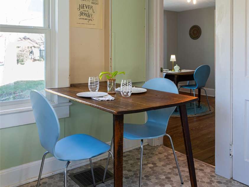 516 Onteora Boulevard, Asheville, NC 28803.  MLS# CAR4366772, YatesRealty ID 20700. Enjoy a quick breakfast at the cute and functional 