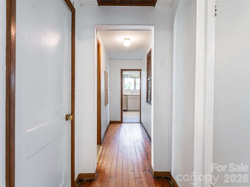 516 Onteora Boulevard, Asheville, NC 28803.  MLS# CAR4366772, YatesRealty ID 20700. Hallway