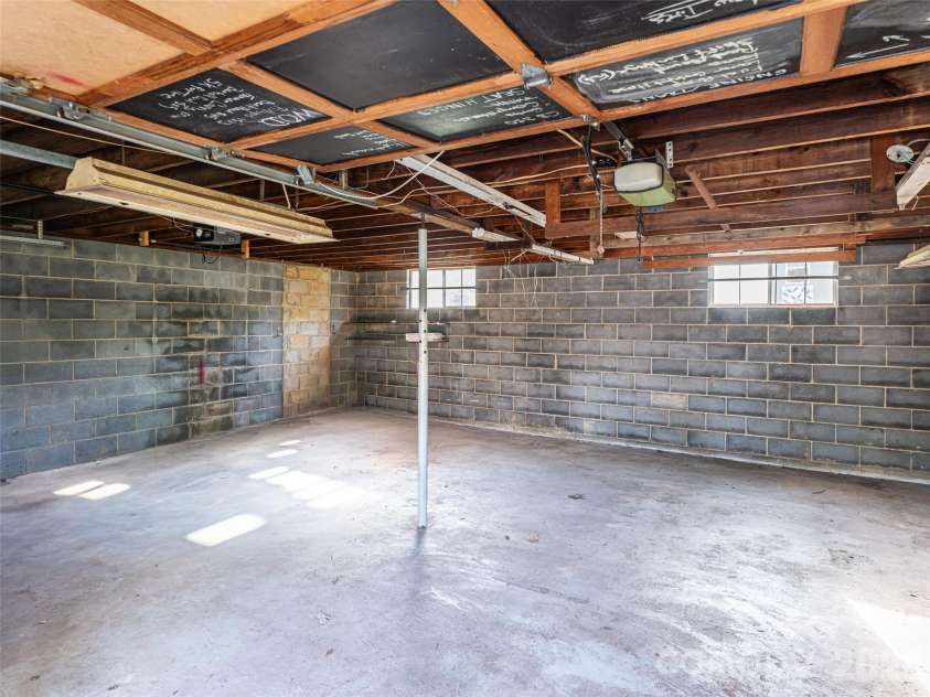 516 Onteora Boulevard, Asheville, NC 28803.  MLS# CAR4366772, YatesRealty ID 20700. Large 2-car garage