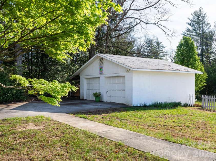 516 Onteora Boulevard, Asheville, NC 28803.  MLS# CAR4366772, YatesRealty ID 20700. Spacious deteached garag