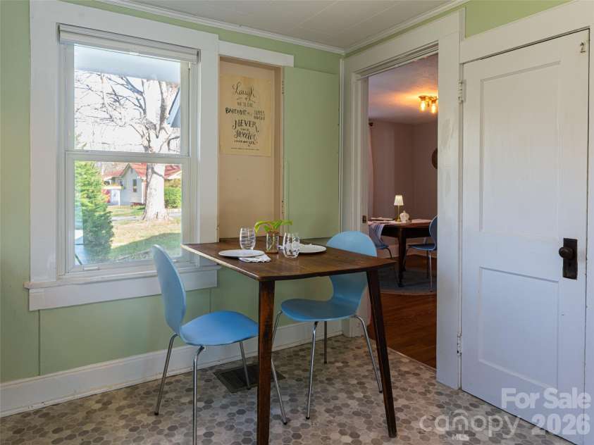 516 Onteora Boulevard, Asheville, NC 28803.  MLS# CAR4366772, YatesRealty ID 20700. This kitchen features a whimsical and functional 