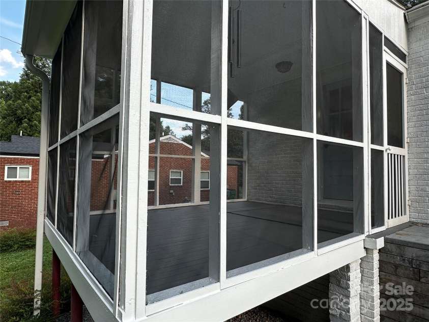 2115 Arnold Drive, Charlotte, NC 28205.  MLS# CAR4269939, YatesRealty ID 20701. Back Screened in Patio