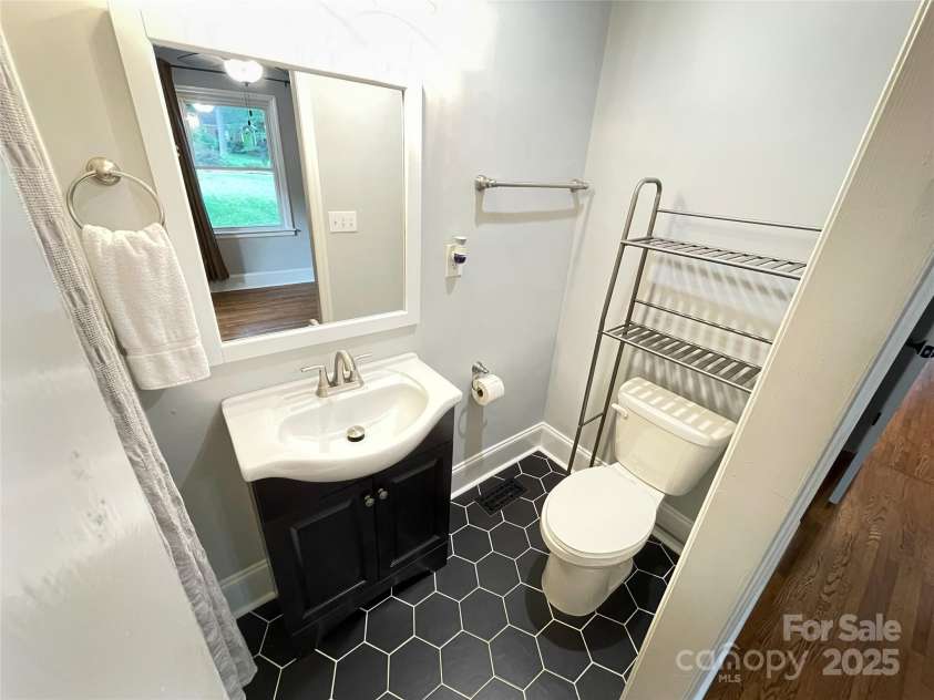 2115 Arnold Drive, Charlotte, NC 28205.  MLS# CAR4269939, YatesRealty ID 20701. Bathroom 1