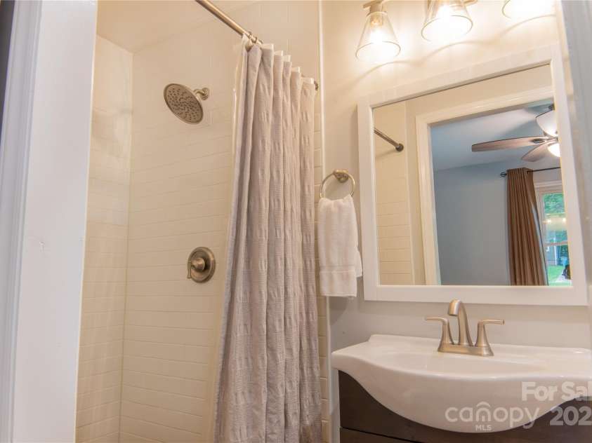 2115 Arnold Drive, Charlotte, NC 28205.  MLS# CAR4269939, YatesRealty ID 20701. Bathroom 1