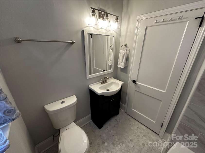 2115 Arnold Drive, Charlotte, NC 28205.  MLS# CAR4269939, YatesRealty ID 20701. Bathroom 2