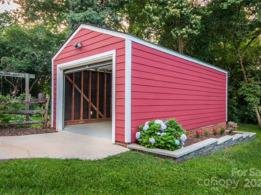 2115 Arnold Drive, Charlotte, NC 28205.  MLS# CAR4269939, YatesRealty ID 20701. Garage