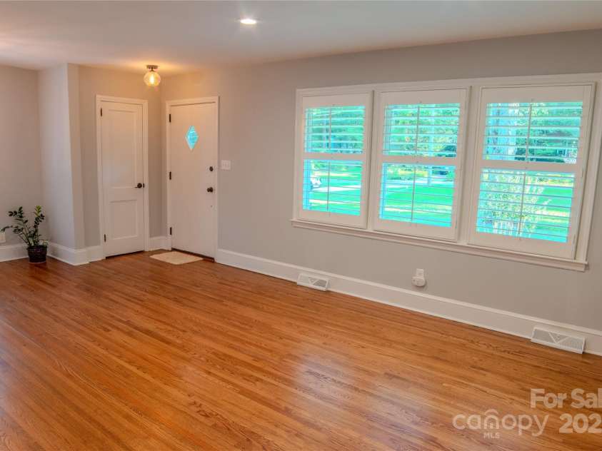 2115 Arnold Drive, Charlotte, NC 28205.  MLS# CAR4269939, YatesRealty ID 20701. Living Room