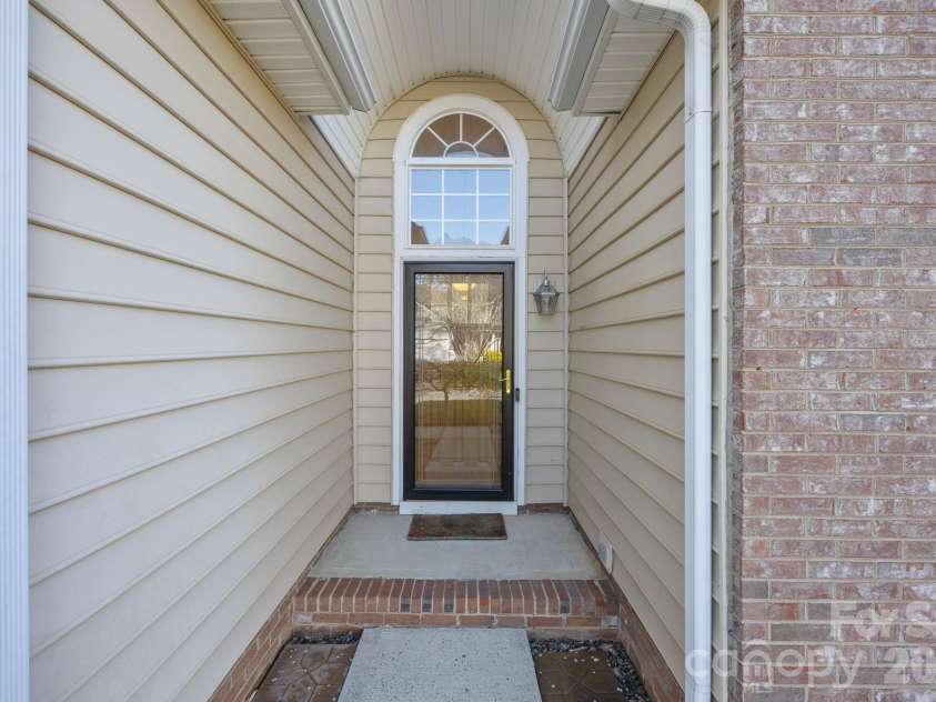 12602 Kemerton Lane, Huntersville, NC 28078.  MLS# CAR4356592, YatesRealty ID 20706. Front Entry