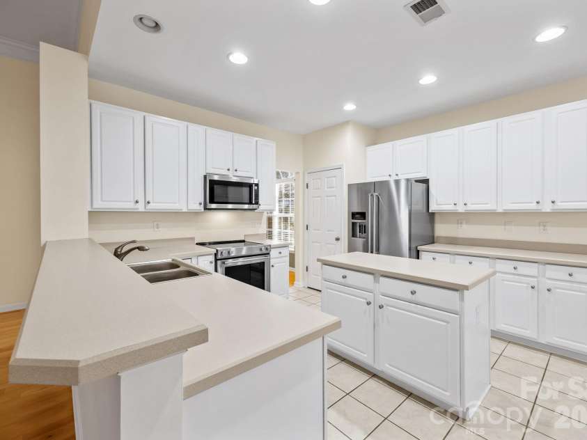 12602 Kemerton Lane, Huntersville, NC 28078.  MLS# CAR4356592, YatesRealty ID 20706. Kitchen with all new KitchenAid Appliances