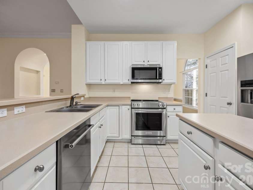 12602 Kemerton Lane, Huntersville, NC 28078.  MLS# CAR4356592, YatesRealty ID 20706. Kitchen with all new KitchenAid Appliances