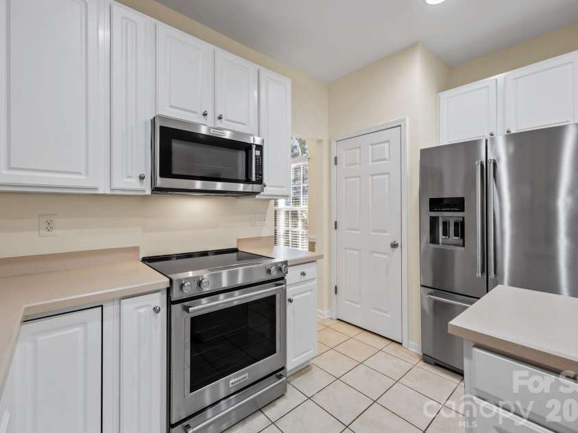 12602 Kemerton Lane, Huntersville, NC 28078.  MLS# CAR4356592, YatesRealty ID 20706. Kitchen with all new KitchenAid Appliances
