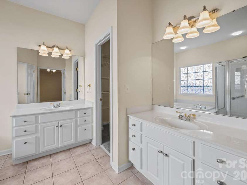 12602 Kemerton Lane, Huntersville, NC 28078.  MLS# CAR4356592, YatesRealty ID 20706. Primary Bathroom