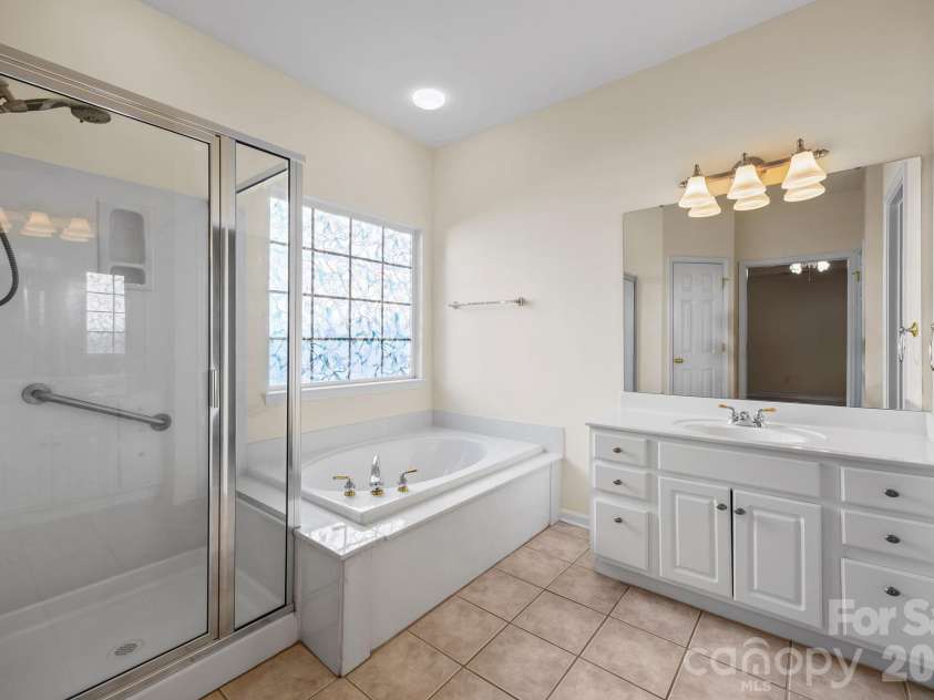 12602 Kemerton Lane, Huntersville, NC 28078.  MLS# CAR4356592, YatesRealty ID 20706. Primary Bathroom