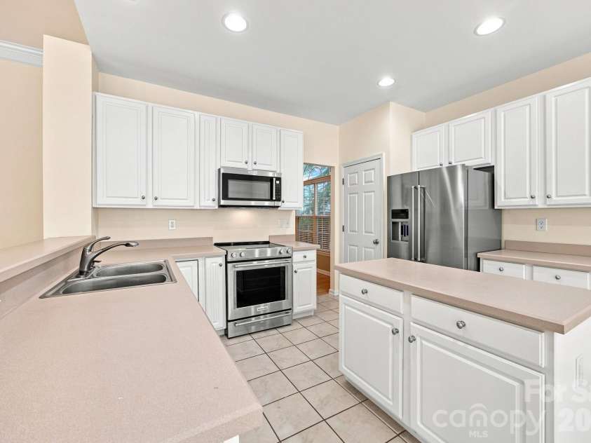12602 Kemerton Lane, Huntersville, NC 28078.  MLS# CAR4416314, YatesRealty ID 20706. 