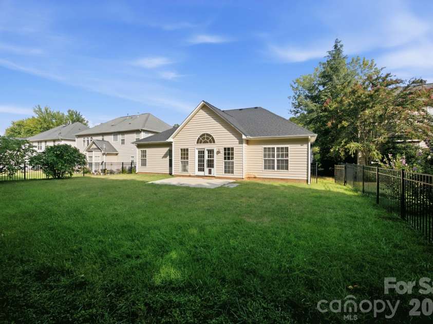 12602 Kemerton Lane, Huntersville, NC 28078.  MLS# CAR4416314, YatesRealty ID 20706. LUSH LEVEL BACKYARD