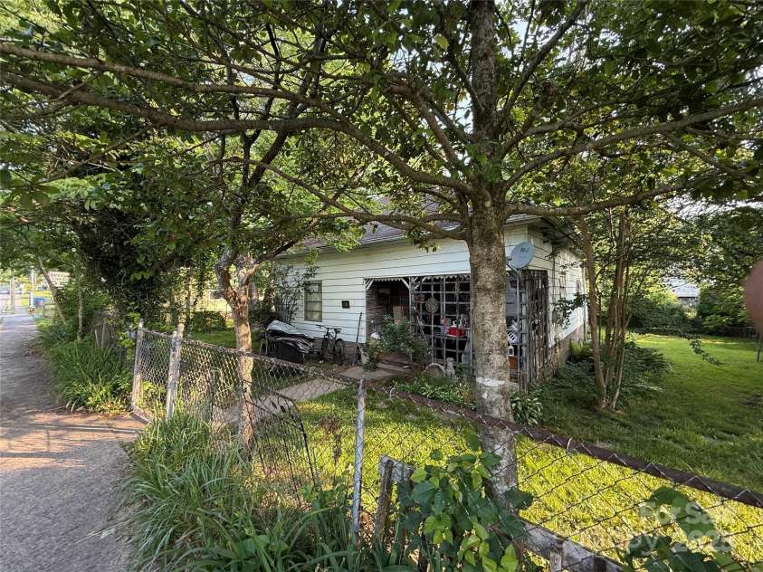 410 Whitmire Street, Brevard, NC 28712.  MLS# CAR4266834, YatesRealty ID 20710. 