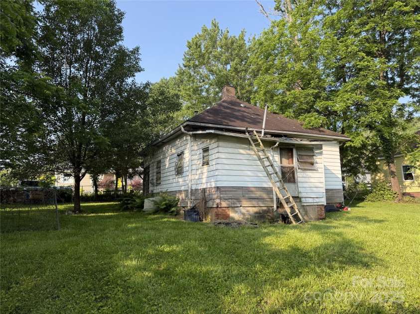 410 Whitmire Street, Brevard, NC 28712.  MLS# CAR4266834, YatesRealty ID 20710. 