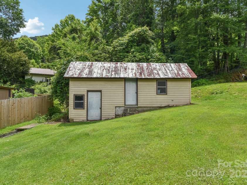 19 Lockman Road, Maggie Valley, NC 28751.  MLS# CAR4270927, YatesRealty ID 20711. 