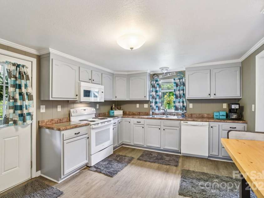 19 Lockman Road, Maggie Valley, NC 28751.  MLS# CAR4270927, YatesRealty ID 20711. Kitchen