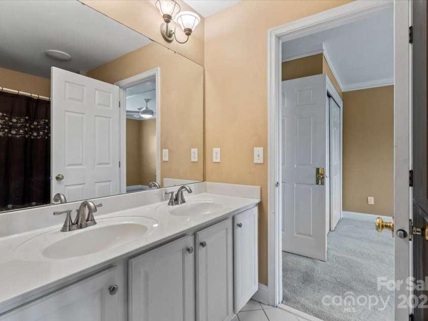 11917 Chevis Court, Charlotte, NC 28277.  MLS# CAR4250951, YatesRealty ID 20716. Jack and Jill Full Bathroom