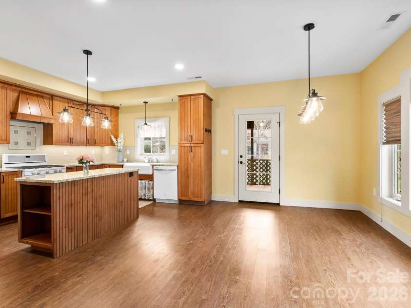 45 Verde Drive, Asheville, NC 28806.  MLS# CAR4361854, YatesRealty ID 20717. 