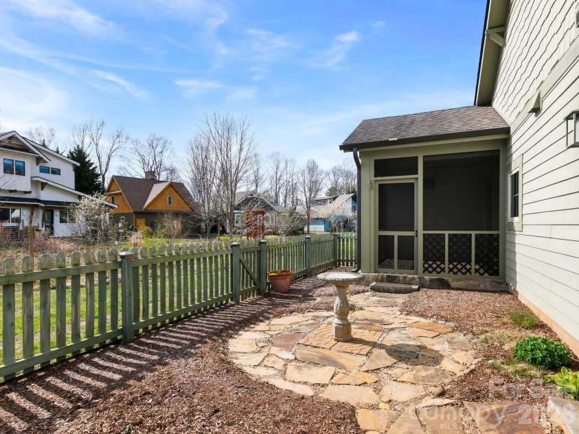 45 Verde Drive, Asheville, NC 28806.  MLS# CAR4361854, YatesRealty ID 20717. 