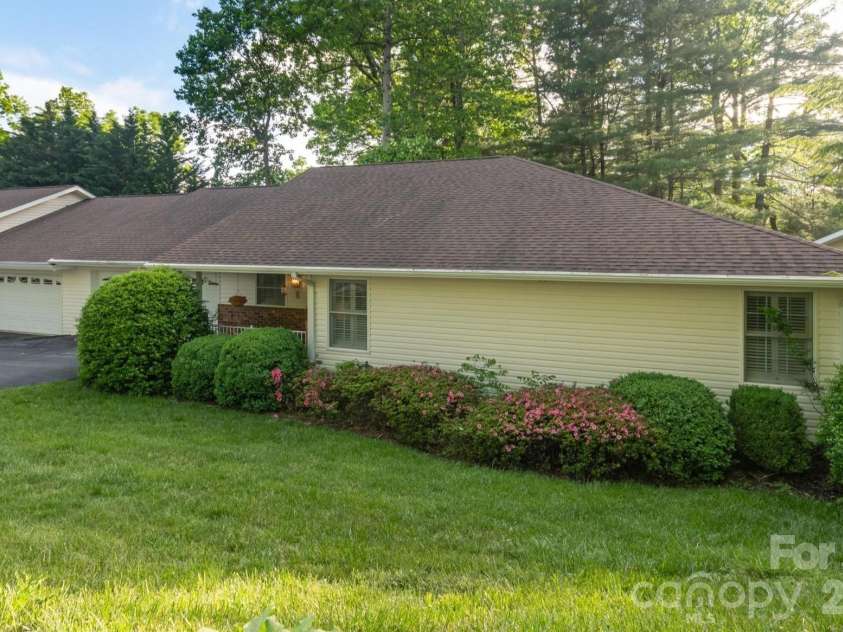 108 Bridgette Loop Road, Hendersonville, NC 28791.  MLS# CAR4378689, YatesRealty ID 20719. Welcome to 108 Bridgette Loop Rd!
