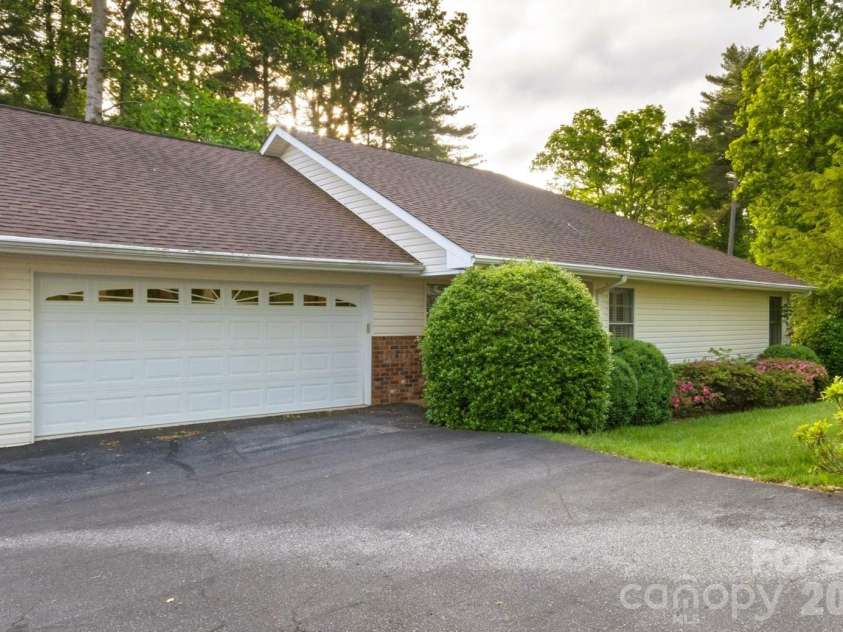 108 Bridgette Loop Road, Hendersonville, NC 28791.  MLS# CAR4378689, YatesRealty ID 20719. Welcome to 108 Bridgette Loop Rd!