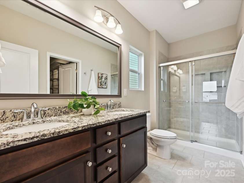 2017 New Hope Branch Way, Belmont, NC 28012.  MLS# CAR4261316, YatesRealty ID 20719. Primary Bath