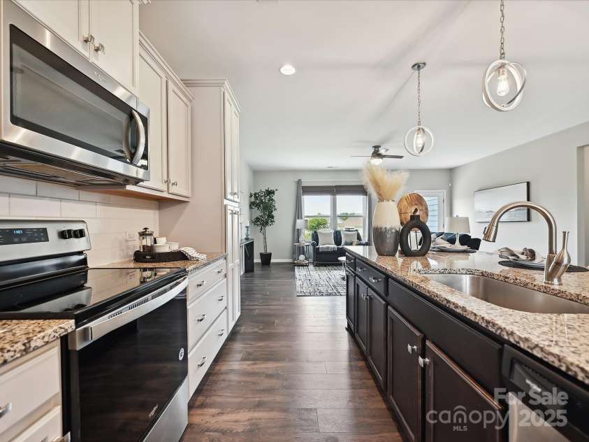 2017 New Hope Branch Way, Belmont, NC 28012.  MLS# CAR4261316, YatesRealty ID 20719. Well appointed kitchen