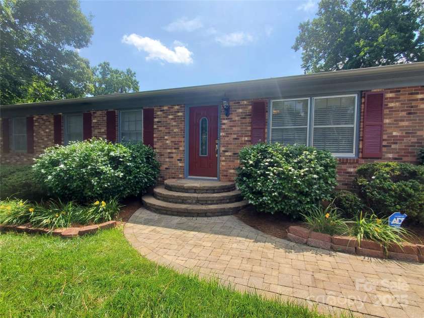 2104 Farmbrook Drive, Statesville, NC 28625.  MLS# CAR4269655, YatesRealty ID 20723. 