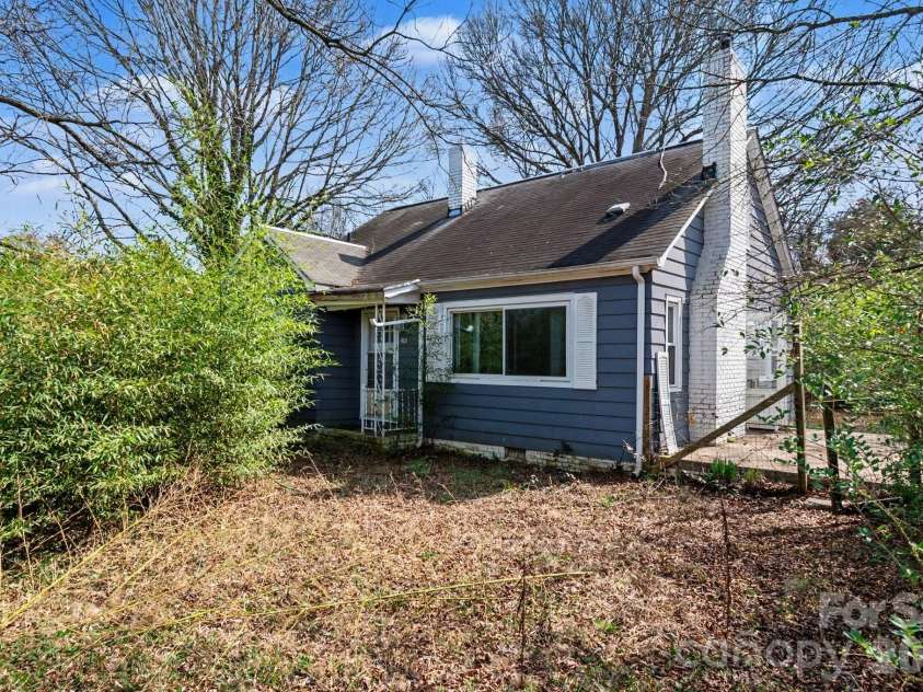 6504 Pence Road, Charlotte, NC 28215.  MLS# CAR4349313, YatesRealty ID 20723. 