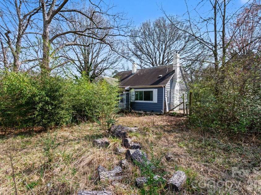 6504 Pence Road, Charlotte, NC 28215.  MLS# CAR4349313, YatesRealty ID 20723. 