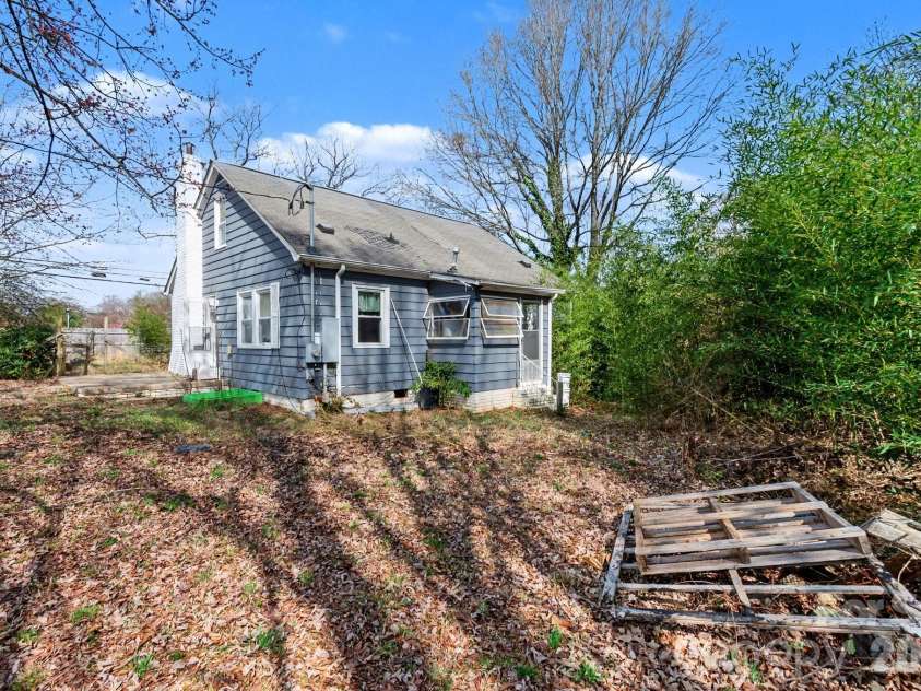 6504 Pence Road, Charlotte, NC 28215.  MLS# CAR4349313, YatesRealty ID 20723. 