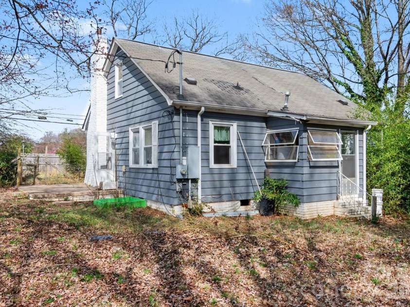 6504 Pence Road, Charlotte, NC 28215.  MLS# CAR4349313, YatesRealty ID 20723. 