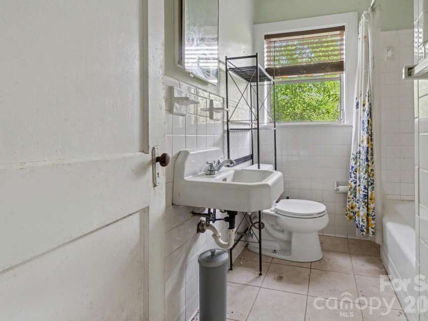 6504 Pence Road, Charlotte, NC 28215.  MLS# CAR4349313, YatesRealty ID 20723. 