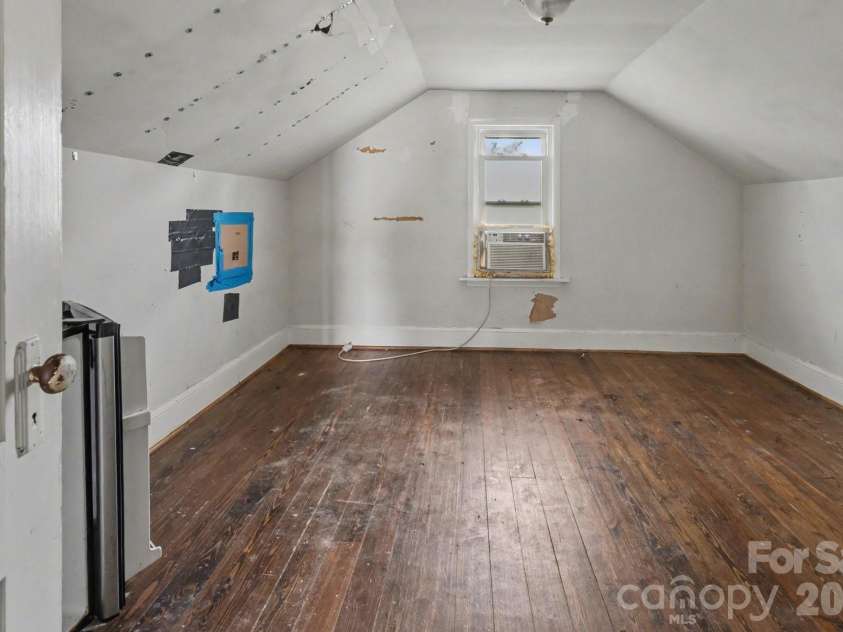 6504 Pence Road, Charlotte, NC 28215.  MLS# CAR4349313, YatesRealty ID 20723. 