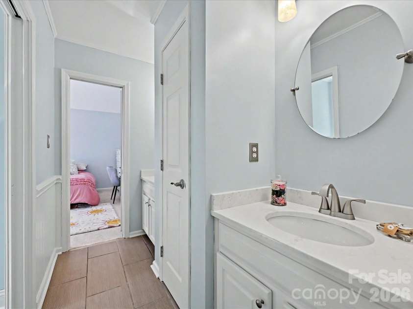 17405 Lynx Den Court, Davidson, NC 28036.  MLS# CAR4377973, YatesRealty ID 20726. Beautifully designed Jack-and-Jill bathroom featuring a dual-access layout, updated vanity with sleek countertops, and stylish finishes for convenient shared living.