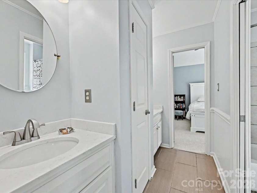 17405 Lynx Den Court, Davidson, NC 28036.  MLS# CAR4377973, YatesRealty ID 20726. Beautifully designed Jack-and-Jill bathroom featuring a dual-access layout, updated vanity with sleek countertops, and stylish finishes for convenient shared living.