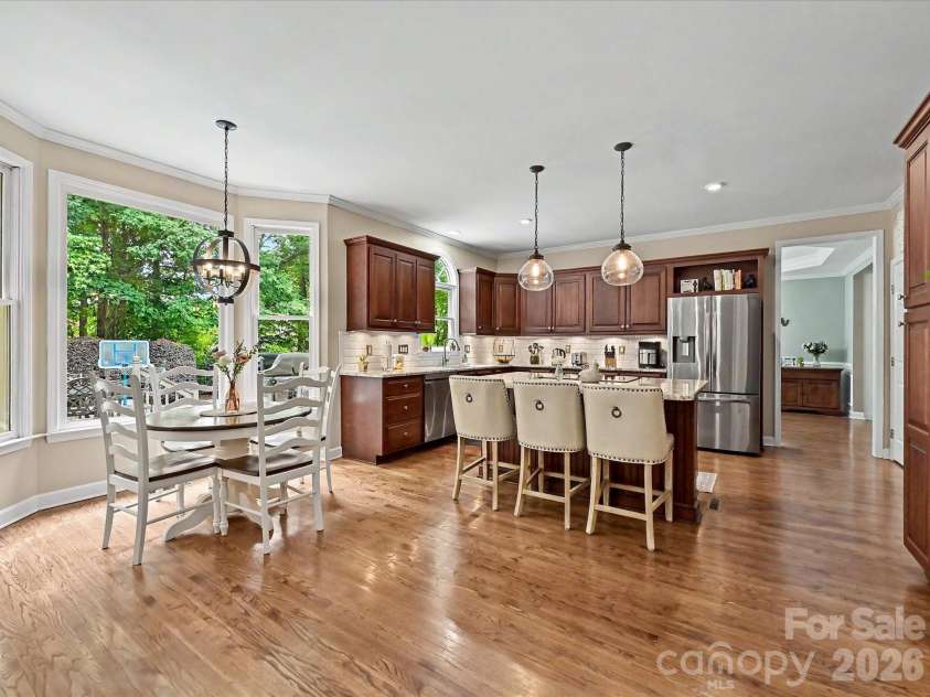 17405 Lynx Den Court, Davidson, NC 28036.  MLS# CAR4377973, YatesRealty ID 20726. Open-concept kitchen and breakfast area filled with natural light, featuring a large island with seating, stainless steel appliances, and seamless flow for everyday living and entertaining.