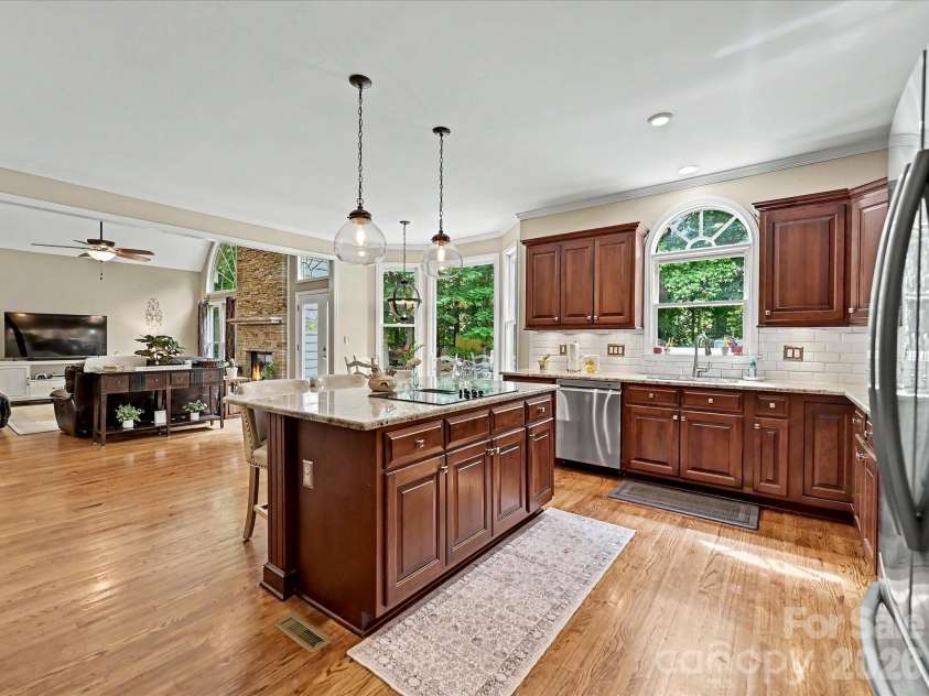 17405 Lynx Den Court, Davidson, NC 28036.  MLS# CAR4377973, YatesRealty ID 20726. Open-concept kitchen and breakfast area filled with natural light, featuring a large island with seating, stainless steel appliances, and seamless flow for everyday living and entertaining.