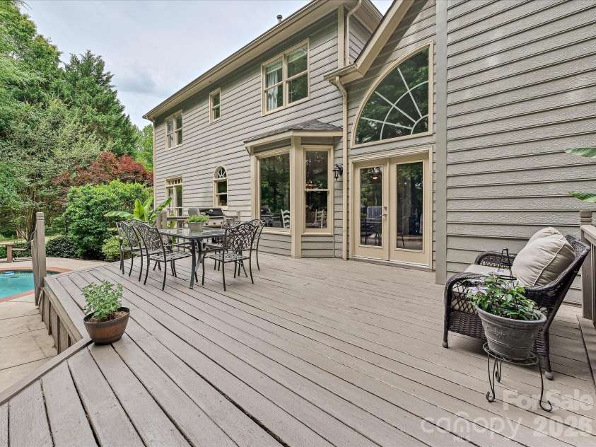 17405 Lynx Den Court, Davidson, NC 28036.  MLS# CAR4377973, YatesRealty ID 20726. Spacious deck overlooking the private backyard oasis, offering the perfect setting for outdoor dining, entertaining, and relaxing.