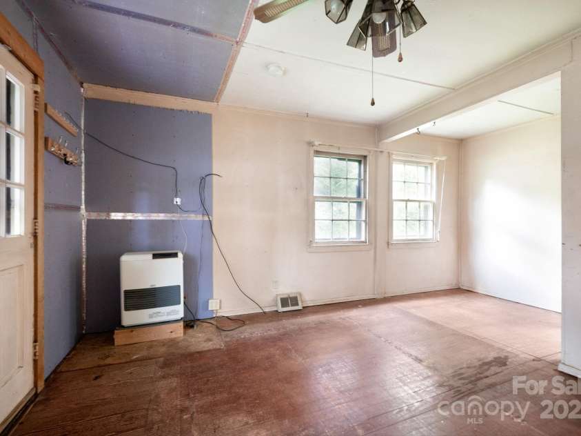 70 Galax Avenue, Asheville, NC 28806.  MLS# CAR4264175, YatesRealty ID 20726. Living room leads to dining area