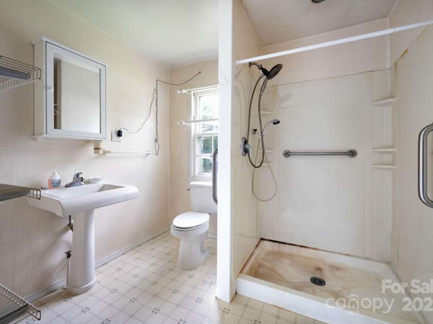 70 Galax Avenue, Asheville, NC 28806.  MLS# CAR4264175, YatesRealty ID 20726. One of two full bathrooms