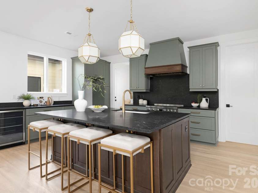 400 Dover Avenue, Charlotte, NC 28209.  MLS# CAR4345558, YatesRealty ID 20729. 